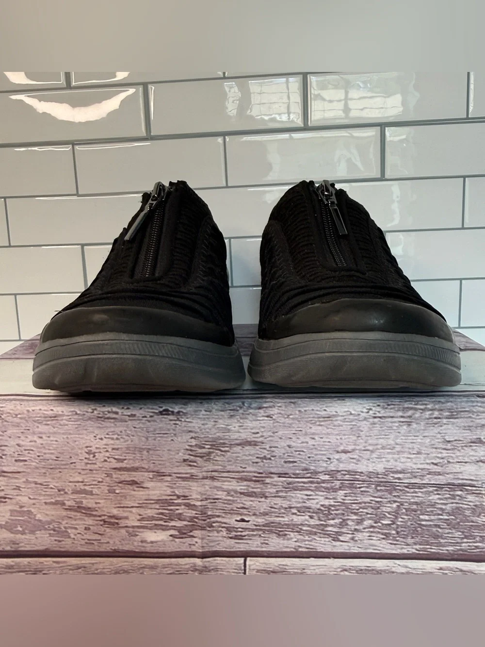 Bzees Womens Fancy ✨ Low Top Zipper Walking Shoes Size 6